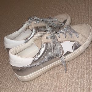 star sneakers. size 8 1/2